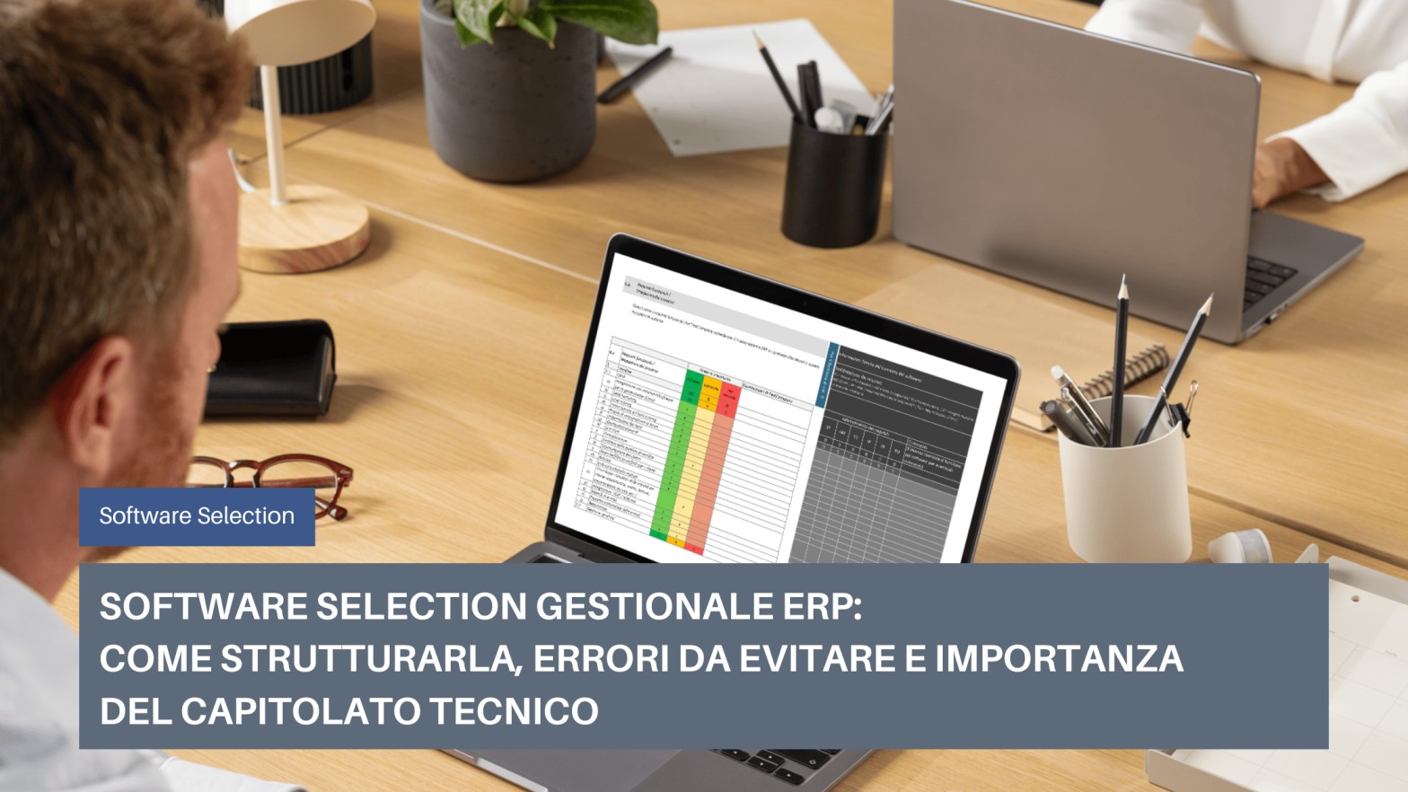 Uomo che analizza un capitolato tecnico ERP su laptop - software selection gestionale per PMI